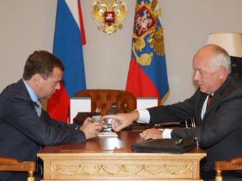 Медведеву показали первый отечественный 4G телефон
