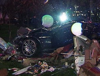 Лихач на Aston Martin сбил две торговые палатки