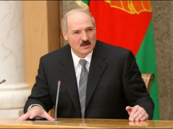 Лукашенко обрушился с критикой на "кремлевский тандем" и поддержал Лужкова