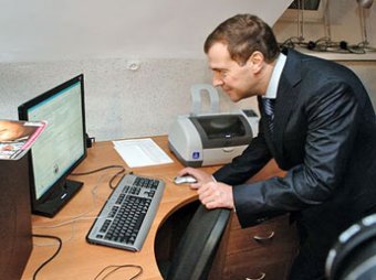 Медведев поздравил с днем рождения студентку МГУ
