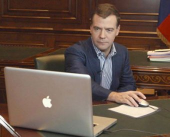 Медведев впервые ответил в Twitter обычному пользователю