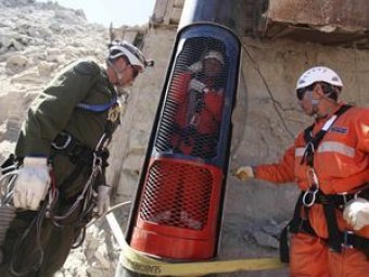 Чилийские начали поднимать замурованных под землей шахтеров