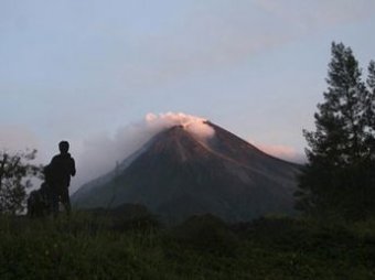 В Индонезии вулкан и наводнения убили свыше 130 человек