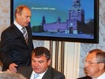 СМИ: Путин потребовал от Сердюкова написать рапорт об отставке