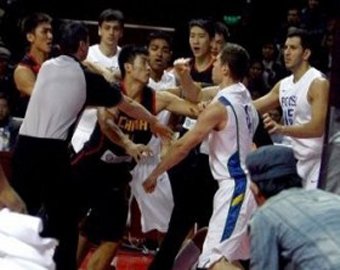 Китайские и бразильские баскетболисты затеяли массовую драку