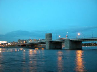 В Санкт-Петербурге сухогруз врезался в опору моста