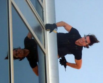 На съемках фильма "Миссия невыполнима-4" Том Круз залез на шпиль самого высокого здания мира