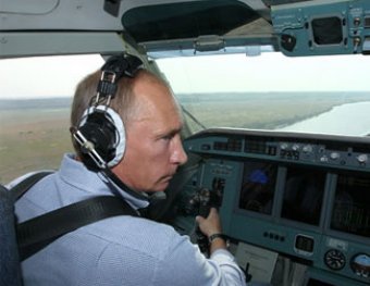 Росавиация не смогла ответить блогеру, кто разрешил Путину управлять самолетом