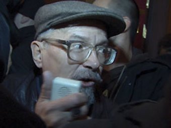 Милиционеры тащили Лимонова на митинг оппозиции ... силой