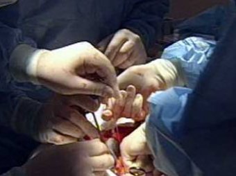 В Китае хирурги спасли девочке руку, пришив ее к ноге