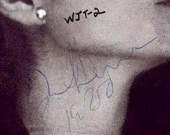 Пластинку с автографом Леннона своему убийце выставили на продажу