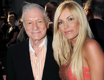 84-летний основатель Playboy обручился с 24-летней моделью