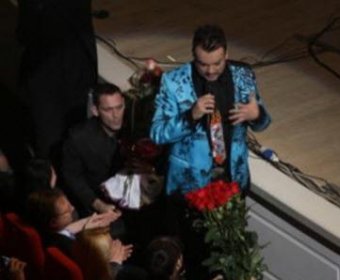В Сети всплыло видео, где Киркоров бьет поклонницу прямо во время концерта