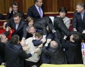 Жестокая драка в украинской Раде: депутатов выносили на носилках