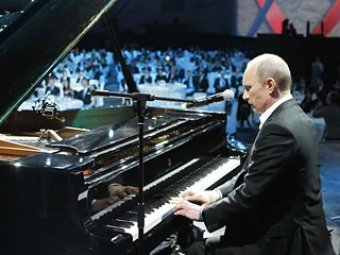 В компании звезд Голливуда Путин спел и сыграл на рояле