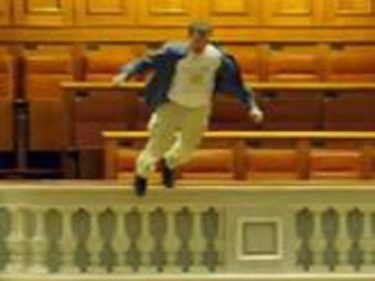 Прыжок самоубийцы в румынском парламенте сняли на видео