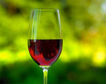 Красное вино влияет на слух человека