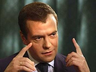 Медведев поручил проверить декларации чиновников, имеющих шикарные авто и особняки