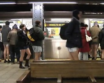 В Нью-Йорке тысячи людей проехались в метро без штанов