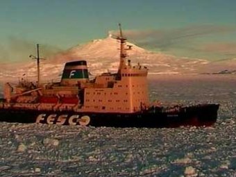 Два из пяти судов освободили из ледяного плена в Охотском море