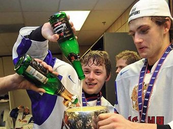 NBS: российских хоккеистов-чемпионов сняли с авиарейса за пьяный дебош
