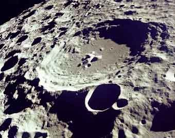Ученые нашли раскаленный металлический шар в центре Луны