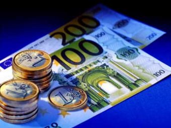 Евро рухнул к рублю почти на 90 копеек