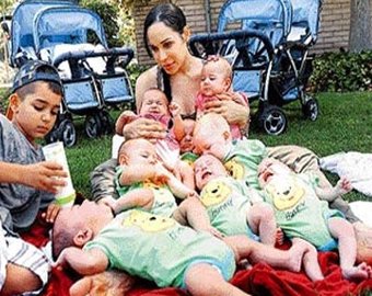 Мать восьми близнецов снялась в фетишистском видео