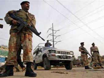 В Пакистане террорист, переодетый школьником, подорвал армейский центр