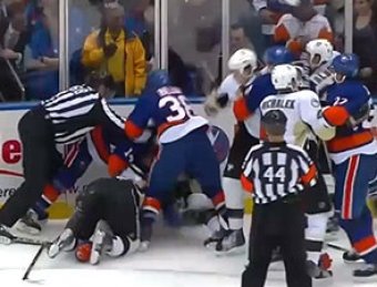 Матч НХЛ обернулся ледовым побоищем