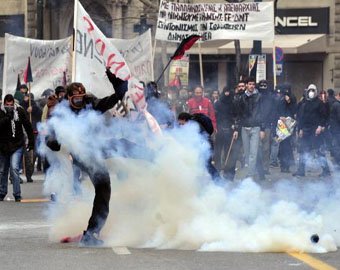 Демонстранты закидали греческих полицейских "коктейлями Молотова"