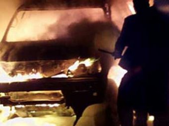 СМИ: Maybach за  000 спалили на глазах у хозяина и сняли на видео