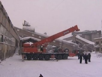 В Новосибирске крыша здания обрушилась на строителей, а стены - на спасателей