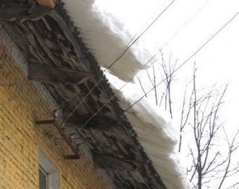 Глыбы льда упали на детей в разных районах Москвы