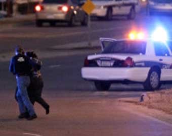 В США полицейские застрелили грабителя банка, захватившего заложников, в прямом эфире