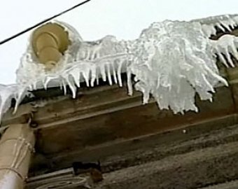 В Петербурге упавшая глыба льда убила девушку