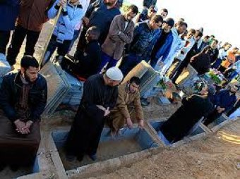 CNN: режим Каддафи хоронит "жертв авианалетов" в пустых гробах