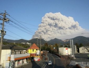 Вслед за землетрясением и цунами в Японии началось извержение вулкана