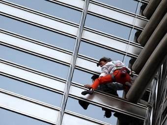 "Человек-паук" покорил высочашее здание в мире