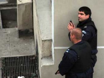 В Болгарии вооруженный грабитель взял в заложники сотрудников банка