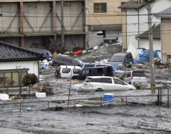Число жертв землетрясения и цунами в Японии растет: уже 2,5 тысячи погибших