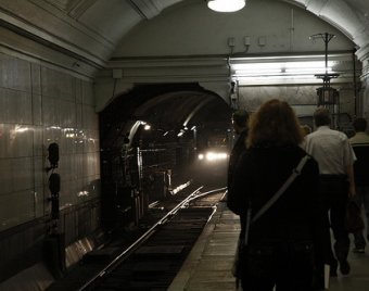 В московском метро мужчина погиб от удара зеркалом поезда