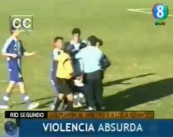 Аргентинские футболисты избили арбитра до потери сознания