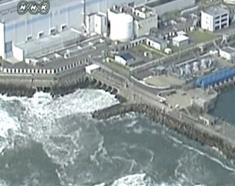 Из трещины блока АЭС "Фукусима" радиоактивная вода вытекает в море
