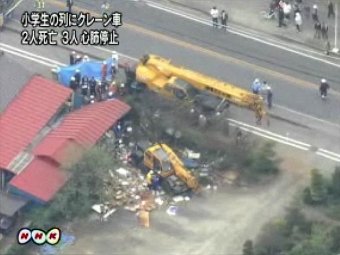 Тяжелый автокран врезался в группу японских школьников: 5 детей погибли