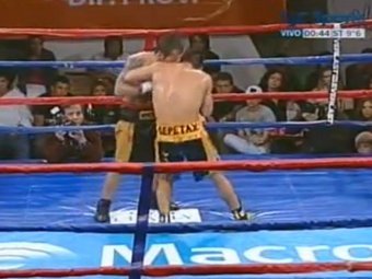 Аргентинский боксер повторил "подвиг" Тайсона, укусив соперника за ухо
