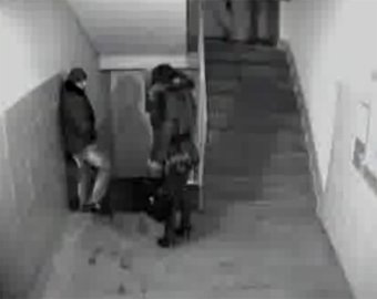 Полиция Петербурга просит опознать извращенца, попавшего на видео