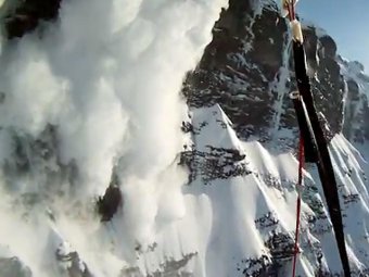 Лыжник чудом увернулся от гигантской лавины в Альпах, прыгнув в пропасть с обрыва
