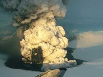 Пилот самолета снял уникальное видео извержения вулкана
