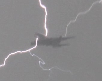 Удар молнии в самолет с 500 пассажирами сняли на видео